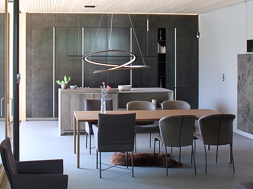 Unsere Küchenprojekte Privatvilla Vorarlberg Wohnzimmer und Küche bei Mebart